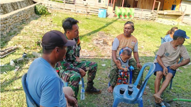  Babinsa Koramil 1311-08/Soyo Jaya Laksanakan Monitoring Wilayah dan Komsos di Desa Sumara Jaya