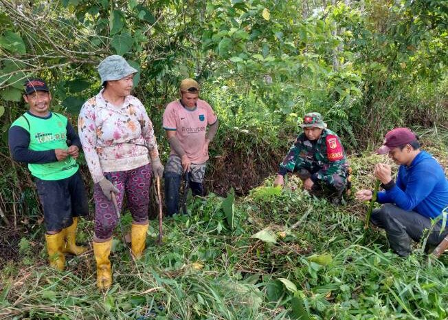  Babinsa Koramil 1311-05/Mori Atas Bantu Warga Bersihkan Selokan di Desa Saemba