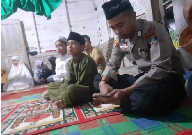  Dekatkan Diri Dengan Masyarakat dan Makmurkan Musholla At Taubat, Personil Polres Pakpak Bharat Hadiri Kegiatan Pengajian di Desa