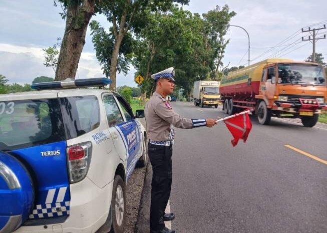  Pantau Situasi Arus Lalin di Sore Hari, Satlantas Polres Batubara Rutin Laksanakan Patroli Kibas Bendera