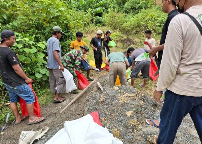  Babinsa Koramil 1311’02/BS Serma Muh Ardi Bersama Masyarakat Laksanakan Pemasangan Pipa Air Bersih di Desa Padabaho