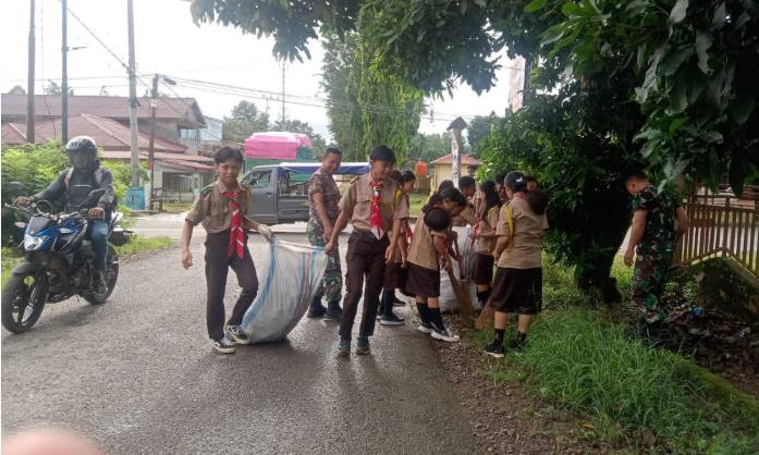  Anggota Koramil 1311-04/Lembo Bersama Pemerintah Kecamatan dan Pelajar Gelar Kerja Bakti di Desa Beteleme