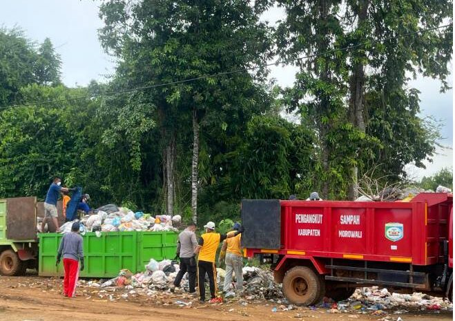  Bhabinkamtibmas Polsek Bahodopi Bantu Warga Bersihkan Sampah