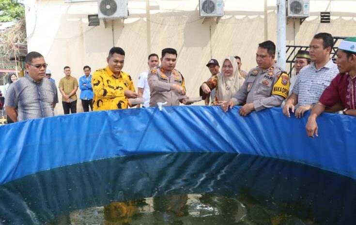  Dukung Program 100 Hari Kerja Presiden RI, Polres Batubara Bersama Dinas Perikanan Tabur Ratusan Benih Ikan Lele dan Gurami