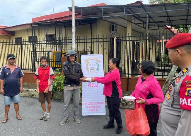  Polres Sibolga Bagikan Nasi di Jalan Dalam Rangka Jumat Berkah