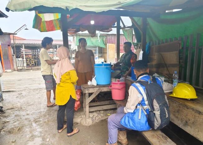  Laksanakan Komsos, Babinsa Koramil 1311-02/BS Kopka Dasaruddin Bersama Penjual Nasi Kunong Desa Keirea