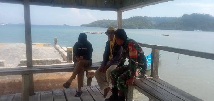  Babinsa  Koramil 1311-02/BS Kopda Melky Pallangan Laksanakan Komsos Dengan Masyarakat Pesisir Pantai Desa Bungingkela