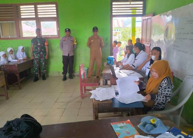  Babinsa Koramil 1311-08/Soyo Jaya Bersama Bhabinkamtibmas dan Tim Kesehatan Sosialisasikan Kesehatan di SDN Desa Panca Makmur