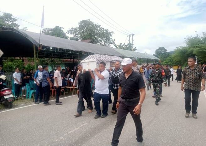  Babinsa Desa Tingkeao Kopda Arifin Walo Bantu Linmas Atur Lalu Lintas dan Keamanan di Acara Pemakaman Warga