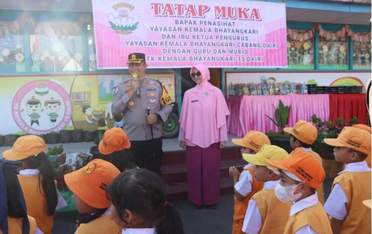  Kapolres Dairi Lakukan Kunjungan Tatap Muka Sembari Bagikan Makan Bergizi Gratis