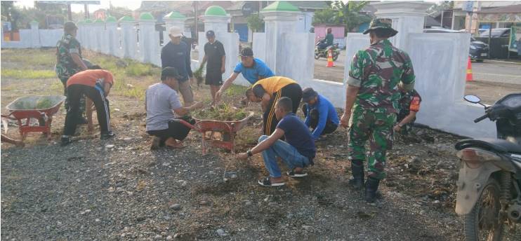  Personil Koramil 1311- 02/BS Gotong Royong Kerja Bakti di Masjid Bahodopi