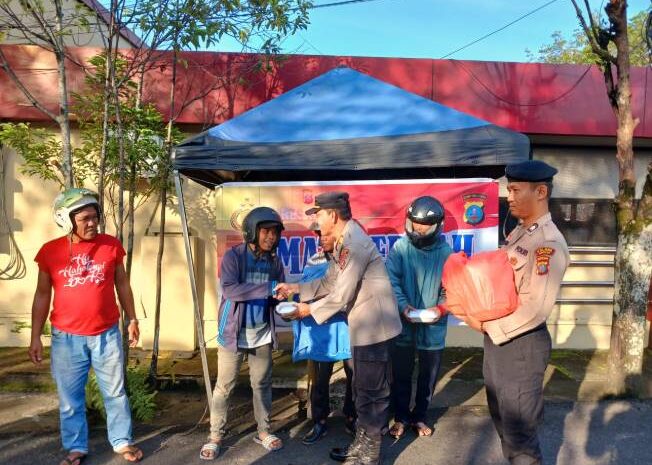  Polres Sibolga Bagikan Nasi Kepada Warga Dalam Rangka Jumat Berkah