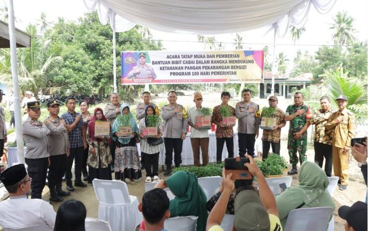  Polres Serdang Bedagai Gelar Acara Tatap Muka Dan Beri Bantuan 2.000 Bibit Cabai Dukung Ketahanan Pangan