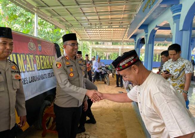  Jum’at Berkah, Kapolres Labusel Pererat Silaturahmi dan Bagikan 100 Paket Nasi Bungkus