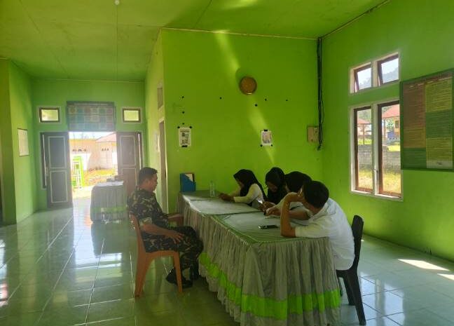  Babinsa Kodim 1311/ Morowali Lakukan Monitoring dan Silaturahmi Dengan Aparat Desa Tanauge