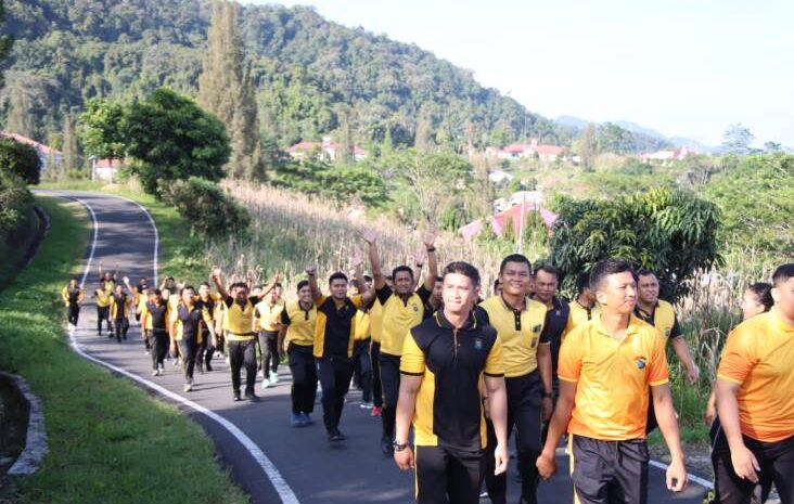  Kapolres Pakpak Bharat Pimpin Olahraga Rutin, Ciptakan Tubuh Yang Sehat Jiwa Yang Sehat