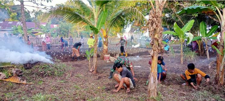  Babinsa Koramil 1311-06/Bungku Utara Bersama Warga Gelar Kerja Bakti Pembuatan Bedengan Tanaman Nilam