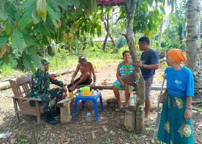  Tingkatkan Keakraban, Babinsa Koramil 1311-06/Bungku Utara Laksanakan Anjangsana dan Silaturahmi di Desa Kalombang