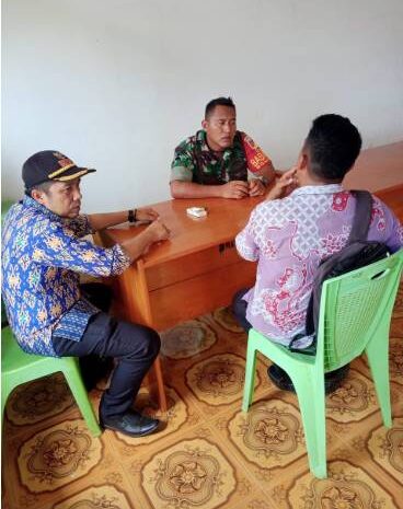  Babinsa Koramil 1311-03/Petasia Laksanakan Komsos dengan Warga Binaan Desa Molores Guna Jalin Silaturahmi