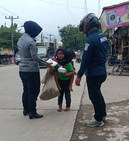  Humas Polrestabes Medan dan Dishub Kota Medan Gelar Aksi Berbagi Kepada Masyarakat