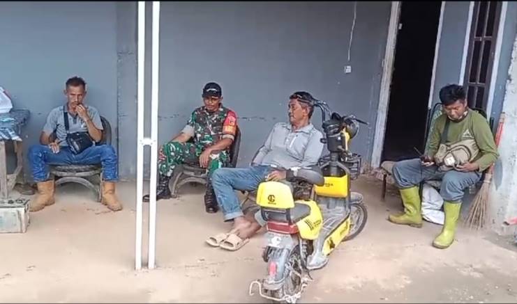  Babinsa Koramil 1311-02/BS Serda Muh Saleng Laksanakan Komsos di Desa Siumbatu