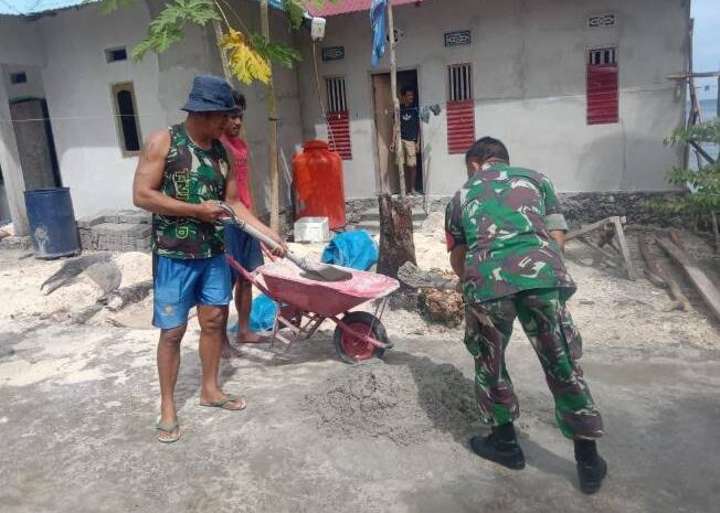  Babinsa Koramil 1311-07/Menkep Bersama Warga Lakukan Gotong Royong Perbaiki Jalan