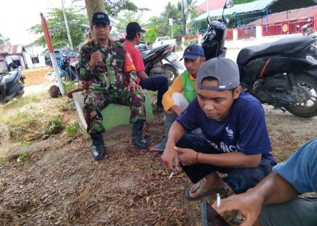  Babinsa Koramil 1311-05/Mori Atas Desa Londi Laksanakan Komsos dan Monitoring Wilayah