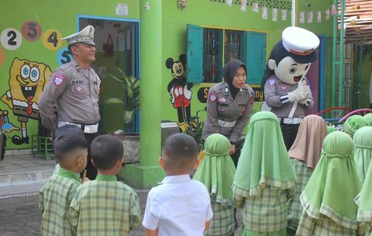  Polres Sibolga Kenalkan Rambu Lalu Lintas Kepada Anak Sekolah TK