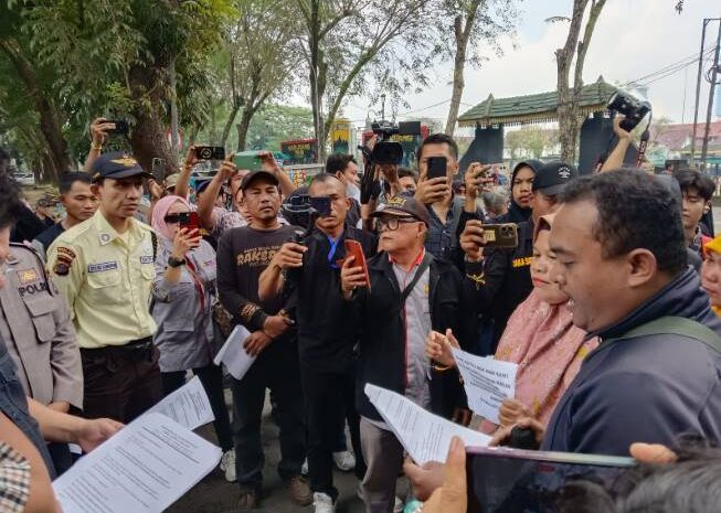  Orangtua Casis Masuk TNI AD Korban Penipuan Nina Wati Gelar Aksi Demo Tuntut Keadilan