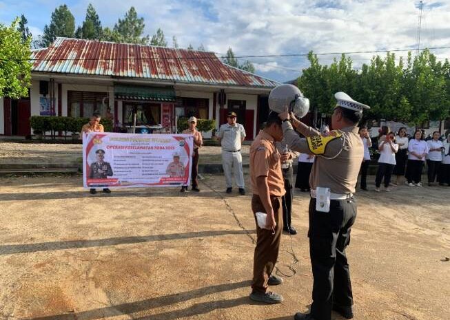  Ajak Pelajar SMA Negeri 1 Salak Untuk Tertib Berlalu Lintas, Satlantas Polres Pakpak Bharat Bagikan Helm