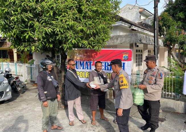  Polres Sibolga Laksanakan Jumat Berkah, Bagikan Nasi Kepada Warga