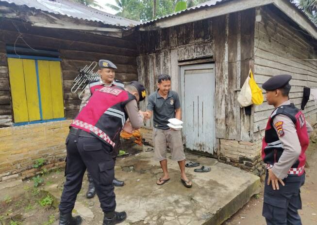 Jumat Berkah, Polres Batubara Bagikan Makanan ke Warga Kurang Mampu