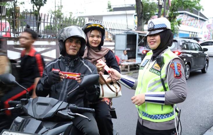  Polwan Ditlantas Polda Sumut Bagikan Cokelat Kepada Pengendara di Hari Valentine, Ajak Tertib Berlalu Lintas