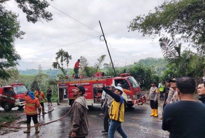  Polres Tanah Karo Bersihkan Material Longsor dan Atur Arus Lalu Lintas di Barus Jahe