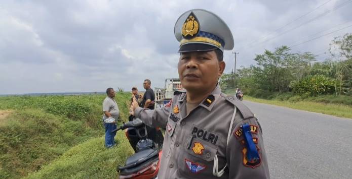  Diduga Supir Ngantuk, Mobil Mini Bus Terjun ke Galian Parit Sedalam 4 Meter