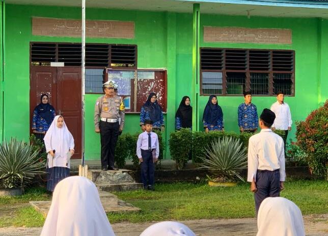  Goes To School Jadi Pembina Upacara di MTSN Salak, Kasat Lantas Sosialisasikan Ops Keselamatan Toba 2025