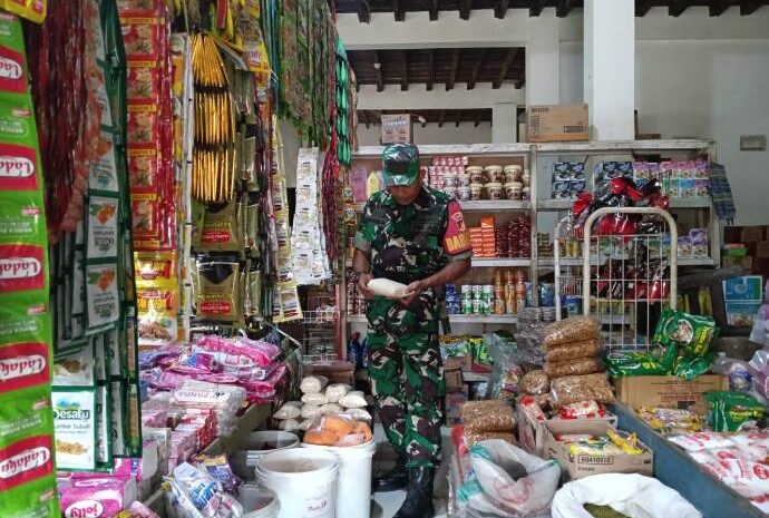  Babinsa Koramil 131102/BS Serka Sanuddin Laksanakan Pemantauan Ketersediaan dan Stabilitas Sembako di Desa Dampala