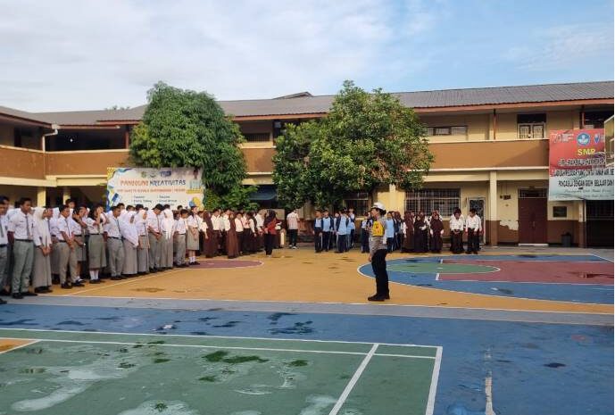  Polda Sumut Gelar Sosialisasi Keselamatan Berlalu Lintas di Sekolah, Siswa Antusias Menyimak Arahan Polisi