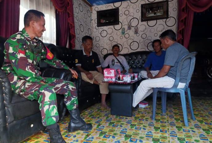  Babinsa Koramil 131l-02/BS Kopka Wawan Darmono Laksanakan Komsos Bersama Masyarakat Desa Lakombulo