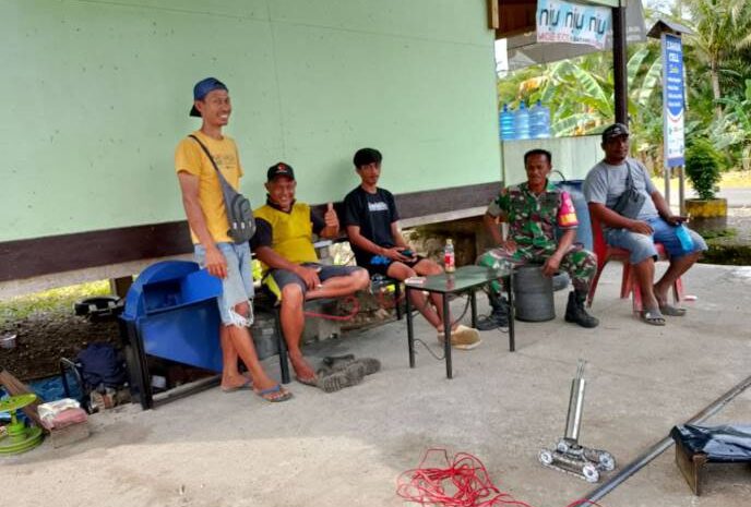  Babinsa Koramil 1311-06/Bungku Utara Jalin Kedekatan Dengan Warga Melalui Komunikasi Sosial