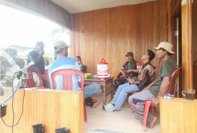  Babinsa Koramil 1311-08/Soyo Jaya Laksanakan Komunikasi Sosial di Desa Panca Makmur