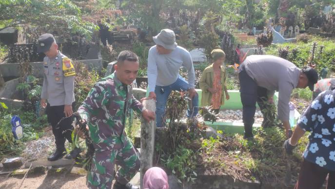  Bhakti Religi Polres Sibolga Bersama TNI, Kepling dan Masyarakat Bersihkan TPU Jelang Ramadhan