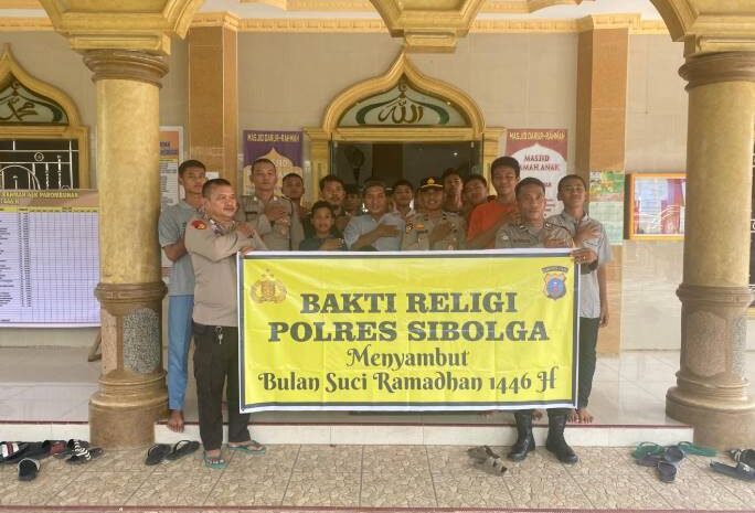  Polres Sibolga Laksanakan Bhakti Religi Bersihkan Masjid Darur Rahmah