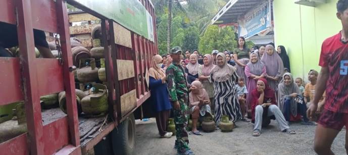  Jelang Ramadhan, Babinsa Koramil 1311-09/Bahodopi Serka Basri Laksanakan Pengawasan Penjualan Gas Elpiji Bersubsidi di Desa Labota