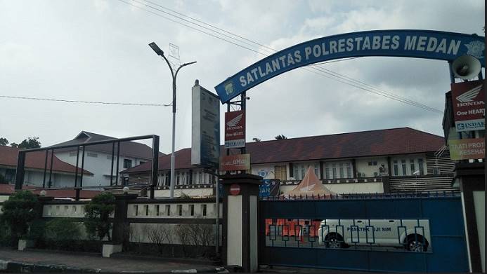  Ngeri!! Banyak Penipu Ngaku Pengurus SIM di Samping Satlantas Polrestabes Medan, Kok Dibiarkan ?