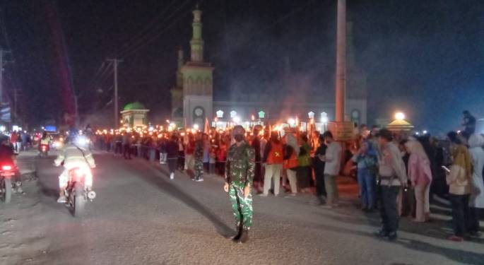 Sambut Ramadhan 1446 H, Koramil 1311-09/Bahodopi Bersama Polsek Bahodopi Laksanakan Pengamanan Pawai Obor