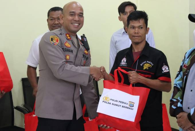  Polres Pakpak Bharat Bersama Mahasiswa, Aliansi BEM dan OKP Gelar Bakti Sosial Polri Presisi Sambut Ramadhan 1446 H