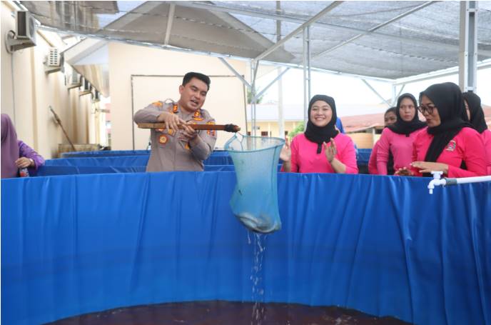  Polres Batubara Tabur Benih Ikan Lele dan Ikan Gurami di Kolam Belakang Gedung Satreskrim Polres Batubara
