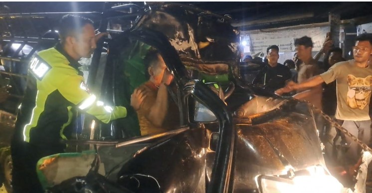  Mobil Pickup Rinsek Setelah Tabrak Truk, Pengemudi Terjepit Sulit Dievakuasi