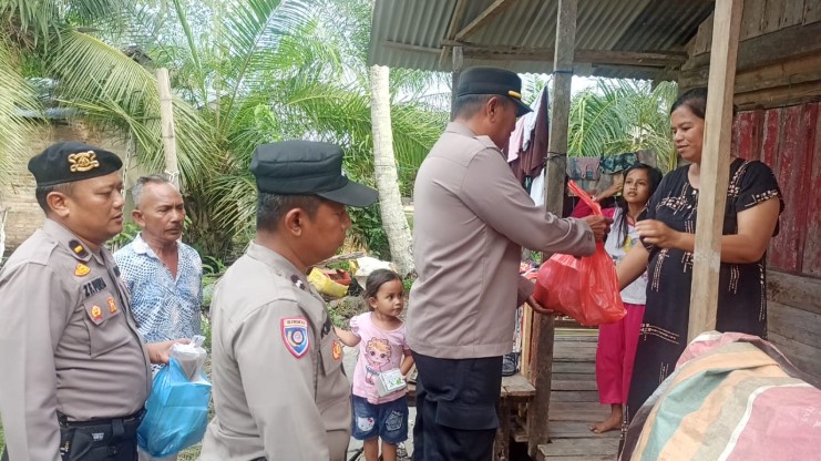  Door to Door, Personil Polsek Labuhan Ruku Bagikan Takjil Kepada Masyarakat Kaum Dhuafa